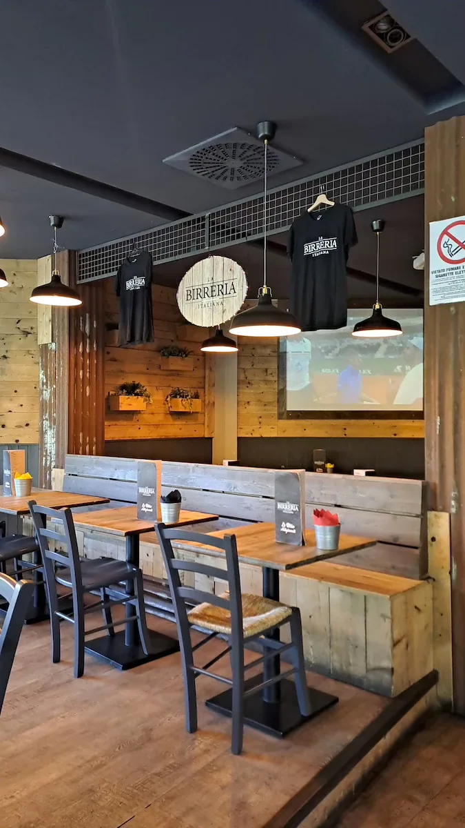 Le magliette del locale alla parete