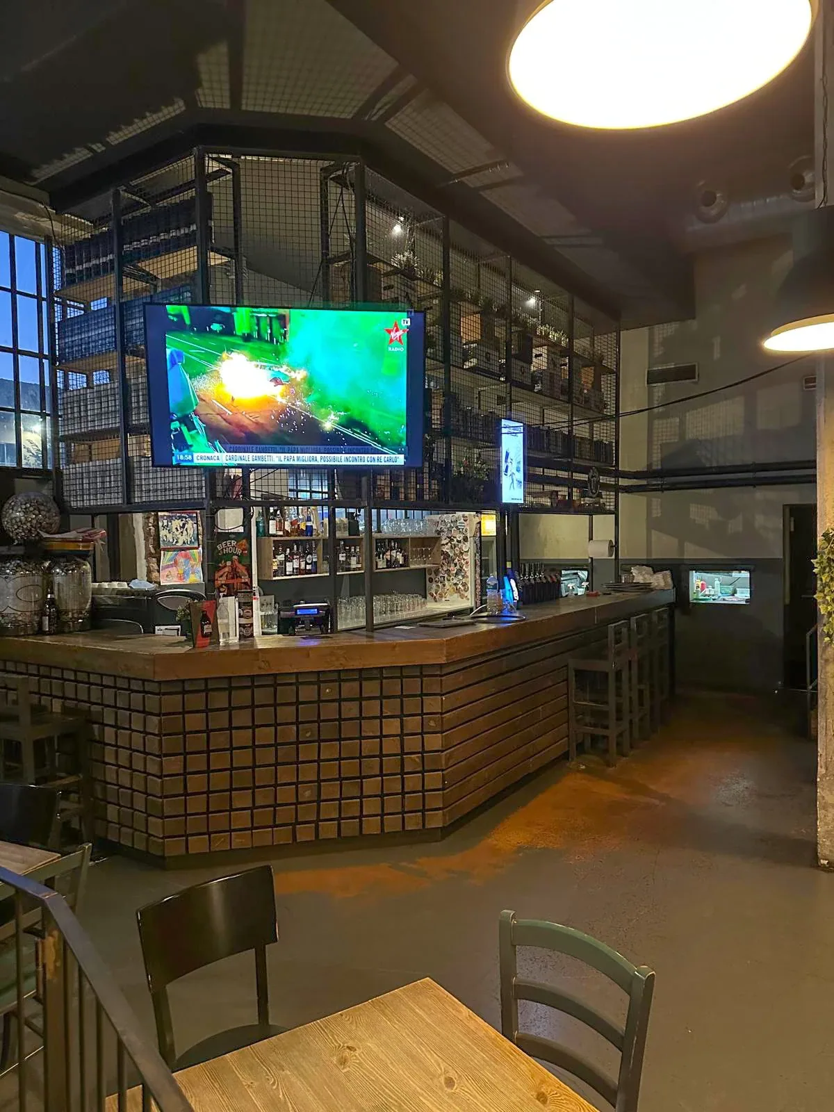 Il banco sotto la struttura in metallo