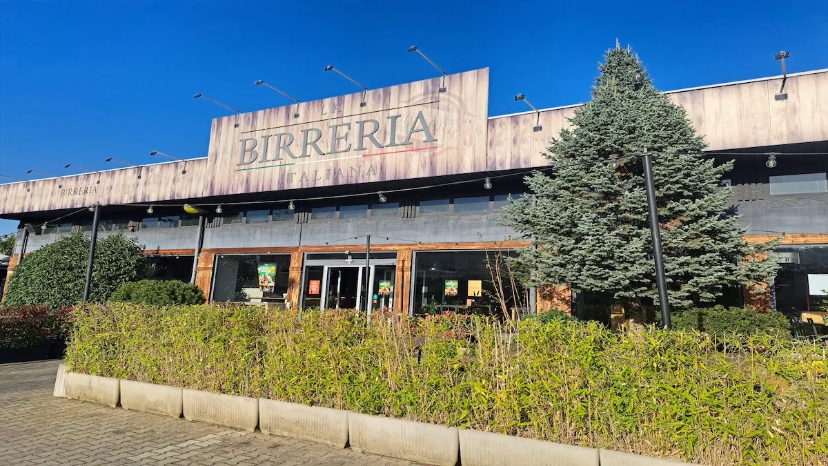 L'edificio visto dalla strada