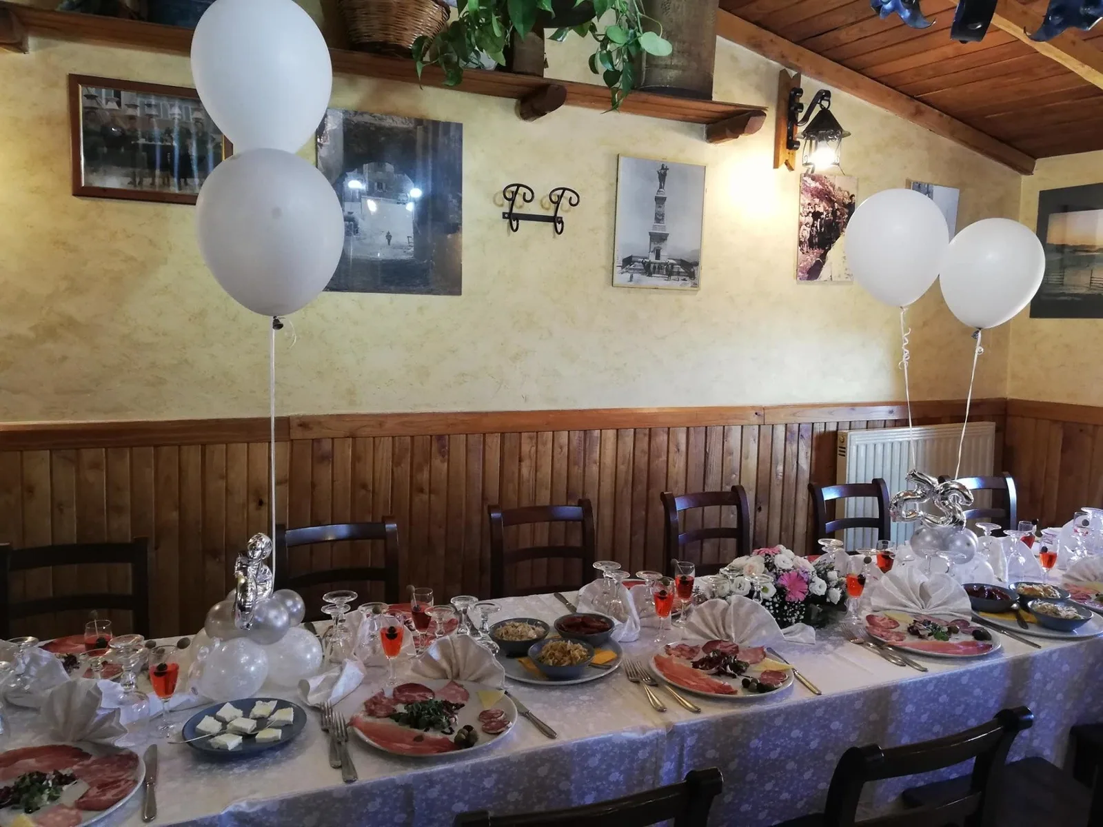 La tavolata apparecchiata con gli antipasti