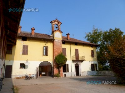 FOSSANO, fraz. San Sebastiano - INTERO CASALE SECOLARE con CORTILE e TERRENI