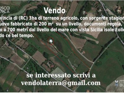 Vendo in provincia di (RC) 3ha di terreno agricolo, con sorgente stagionale, con nuovo fabbricato di 200 m²  su un livello, documenti regola, situato a 700 metri dal livello del mare con vista Sicilia isole Eolie quando ce bel tempo.