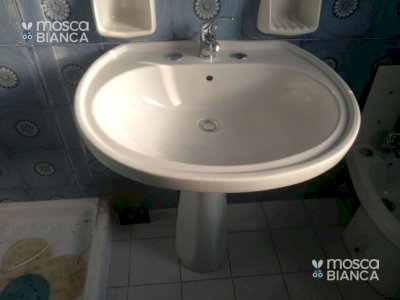 Lavabo con colonna