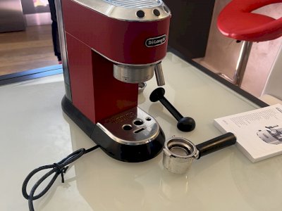 Macchina per caffè espresso De Longhi Dedica.