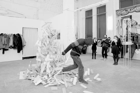Выставка студентов ИПСИ «Сиди, я сам открою», ноябрь 2015. Фотодокументация перформанса Ивана Дмитриева. Фото: Влад Шатило. Предоставлено Наташей Тимофеевой