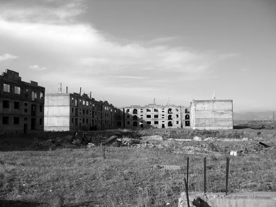 Материал иллюстрирован фотографиями Ваграма Агасяна из проекта «Города-призраки», 2005