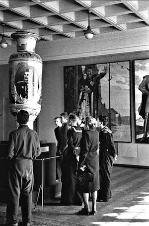 Роберт Капа. В Третьяковкой галерее, 1947.