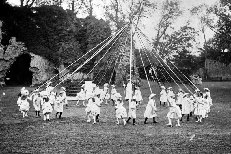 Танец вокруг майского дерева на празднике в Шерборне, Дорсет, 1905. © Sherborne School Archives, Abbey Road, Sherborne, Dorset, UK.