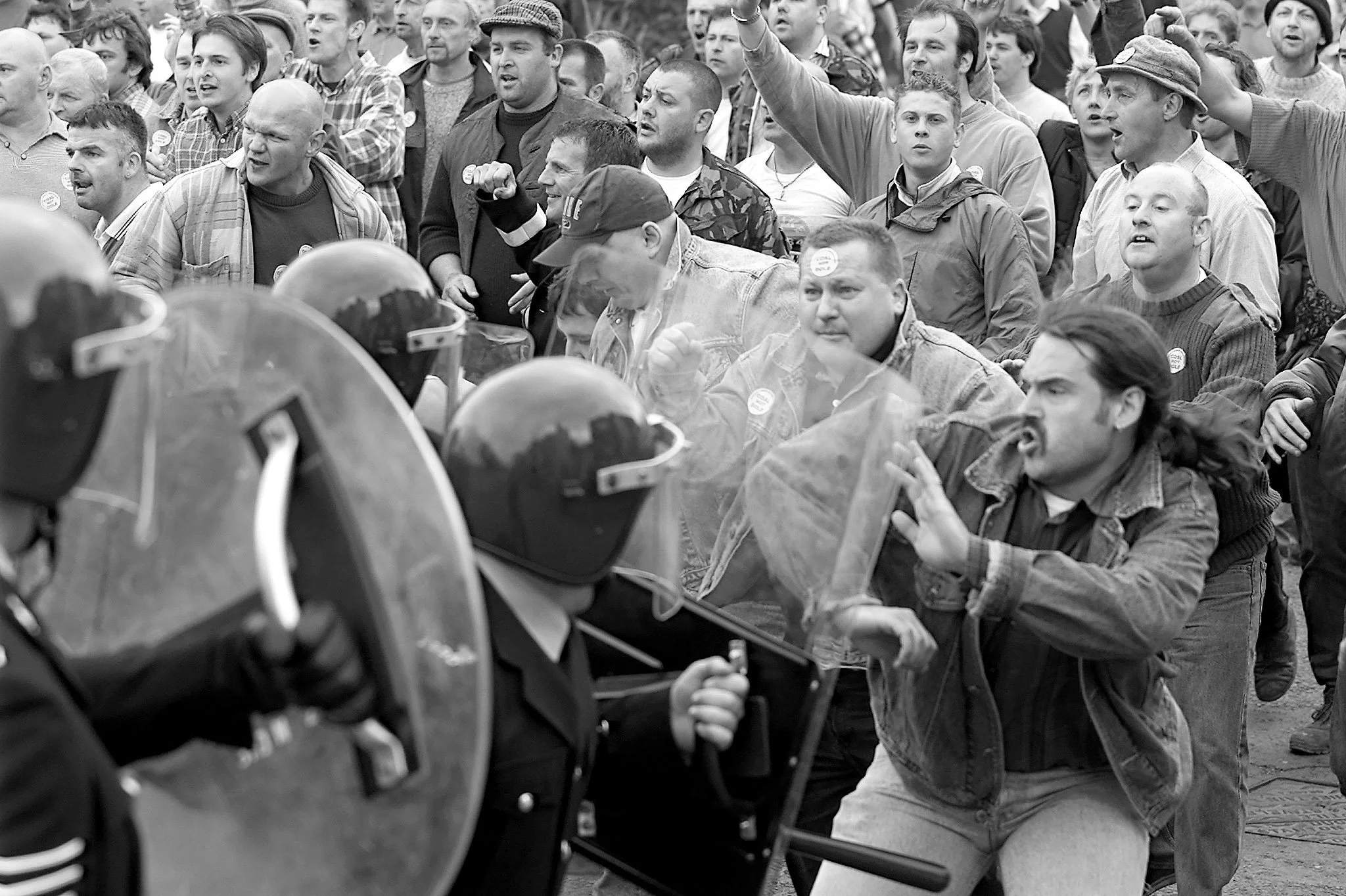 Внеправительственная контрольная комиссия «Баррикада», 1998. Фотодокументация.