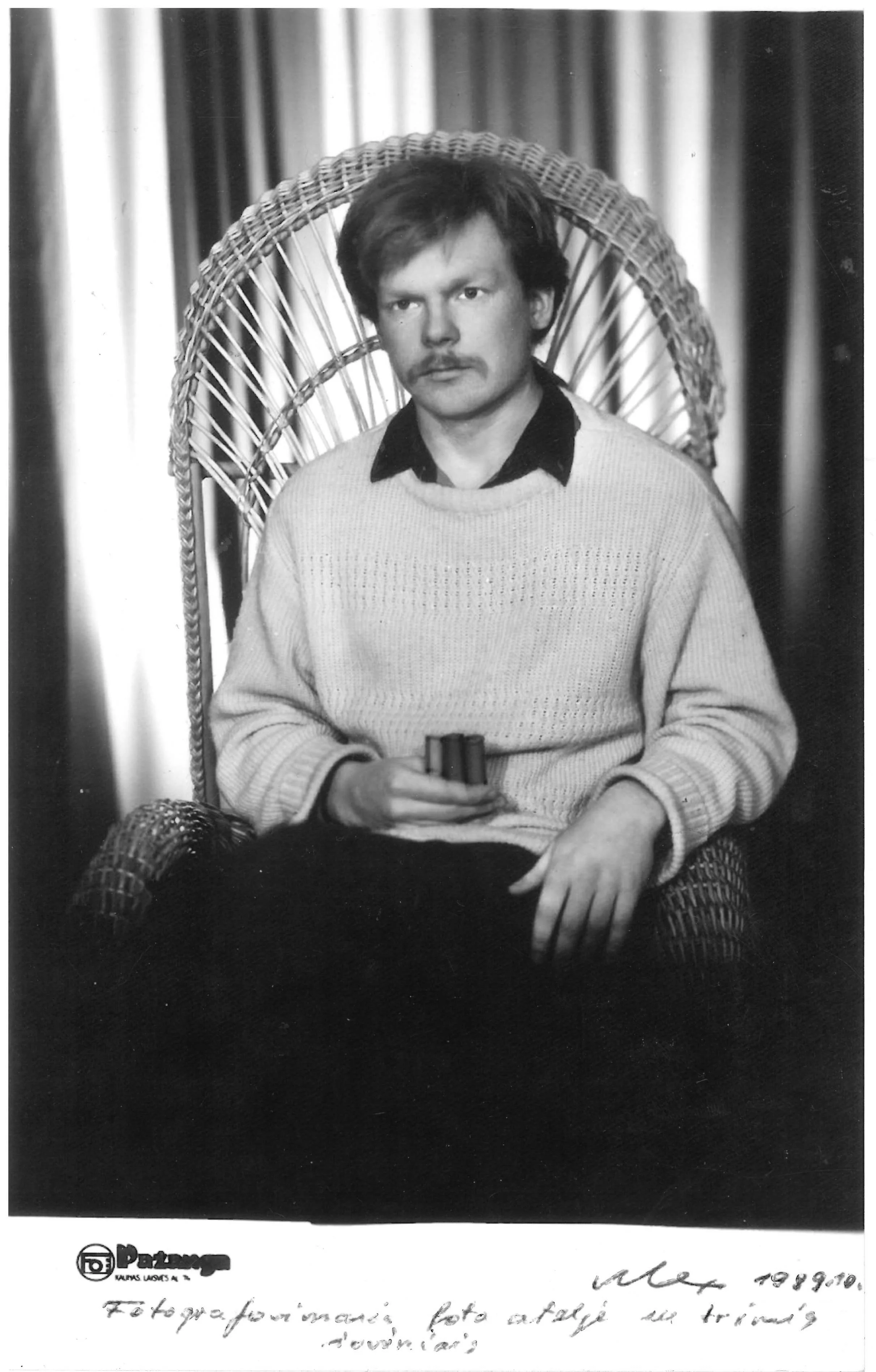 Художник-концептуалист Алексас Андрюшкявичюс (р. 1959) позирует с тремя охотничьими патронами. Фотоателье «Пажанга», Каунас, 1989.