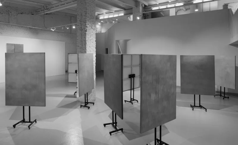 Иван Новиков. Фрагмент экспозиции выставки «Синий» в галерее «pop/off/art», 2025.