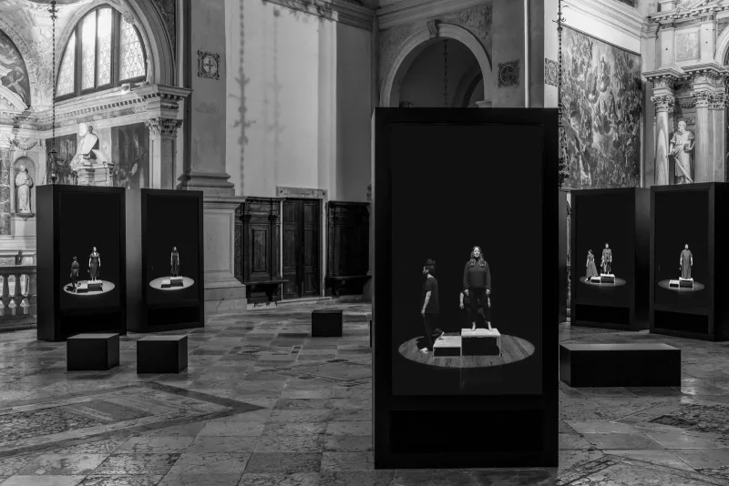 Габриэль Голиаф «Элегия», 2015 – по настоящее время. Многоканальная видео- и звуковая инсталляция. Представлено в церкви Сант-Антонин, Венеция. Фото: Лука Менегель. Предоставлено художницей.