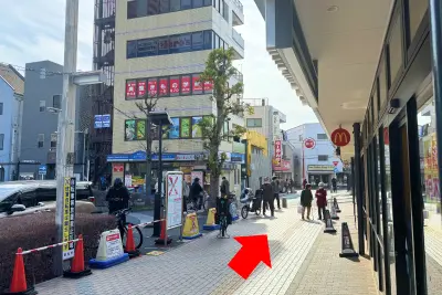 ①谷塚駅の東口を出てから右に曲がりマクドナルドの前を通って進みます。