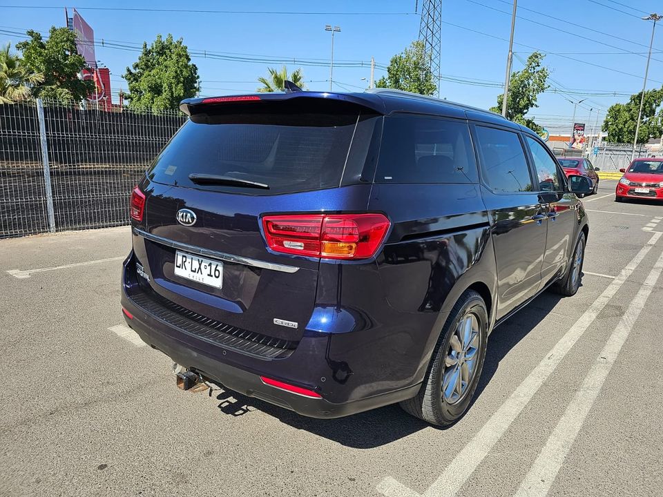 KIA Grand Carnival — foto 11 de 12