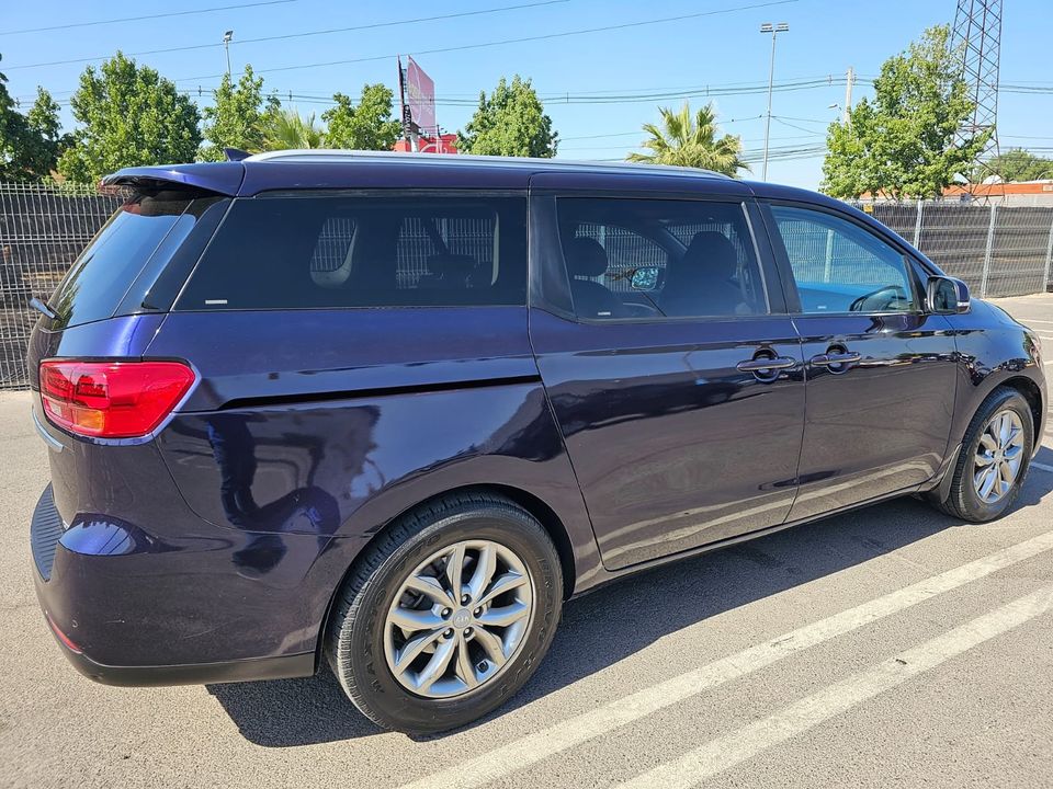 KIA Grand Carnival — foto 2 de 12