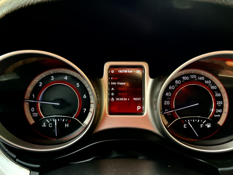Dodge Journey — foto 11 de 18