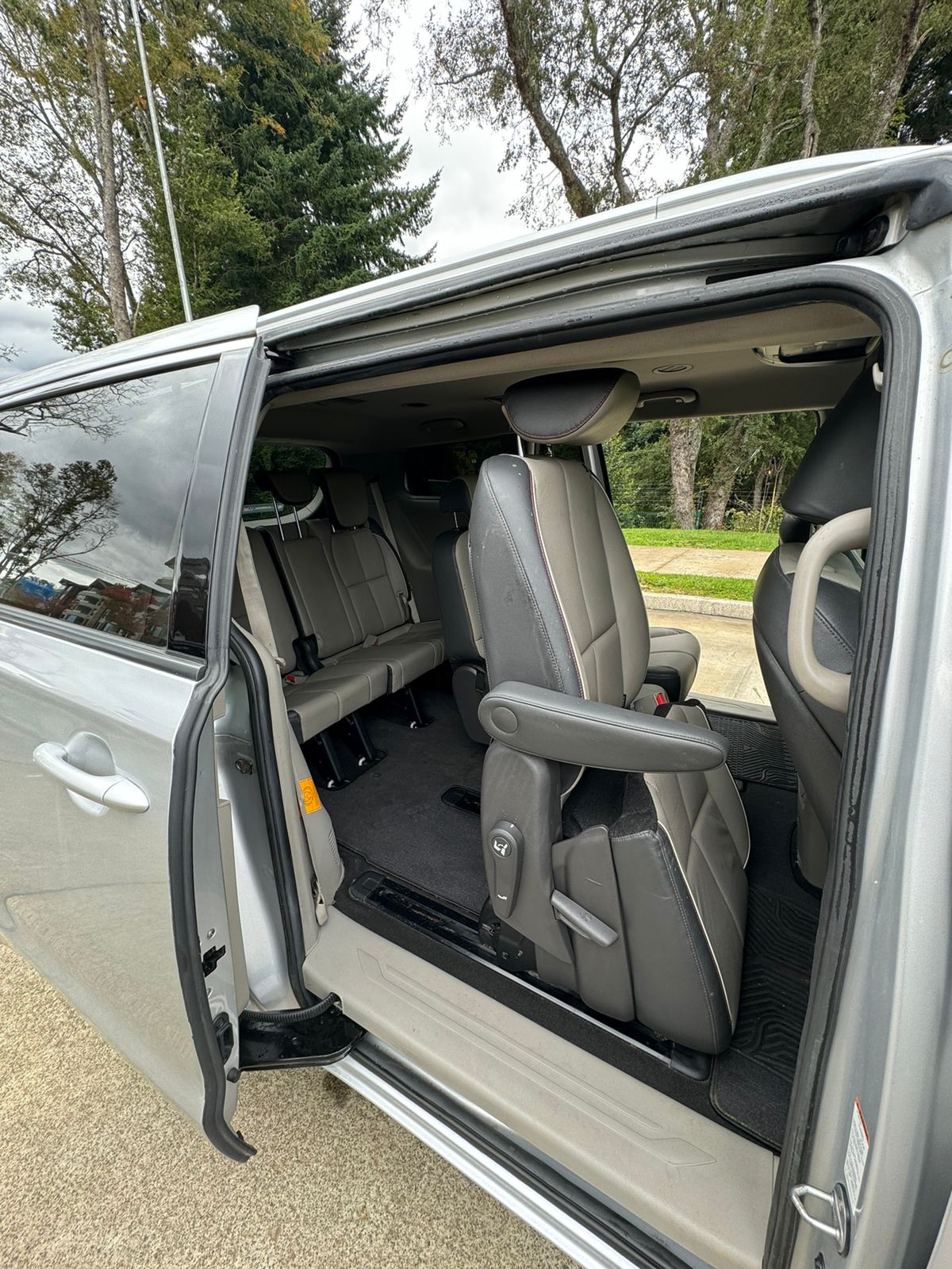 KIA Carnival — foto 10 de 11