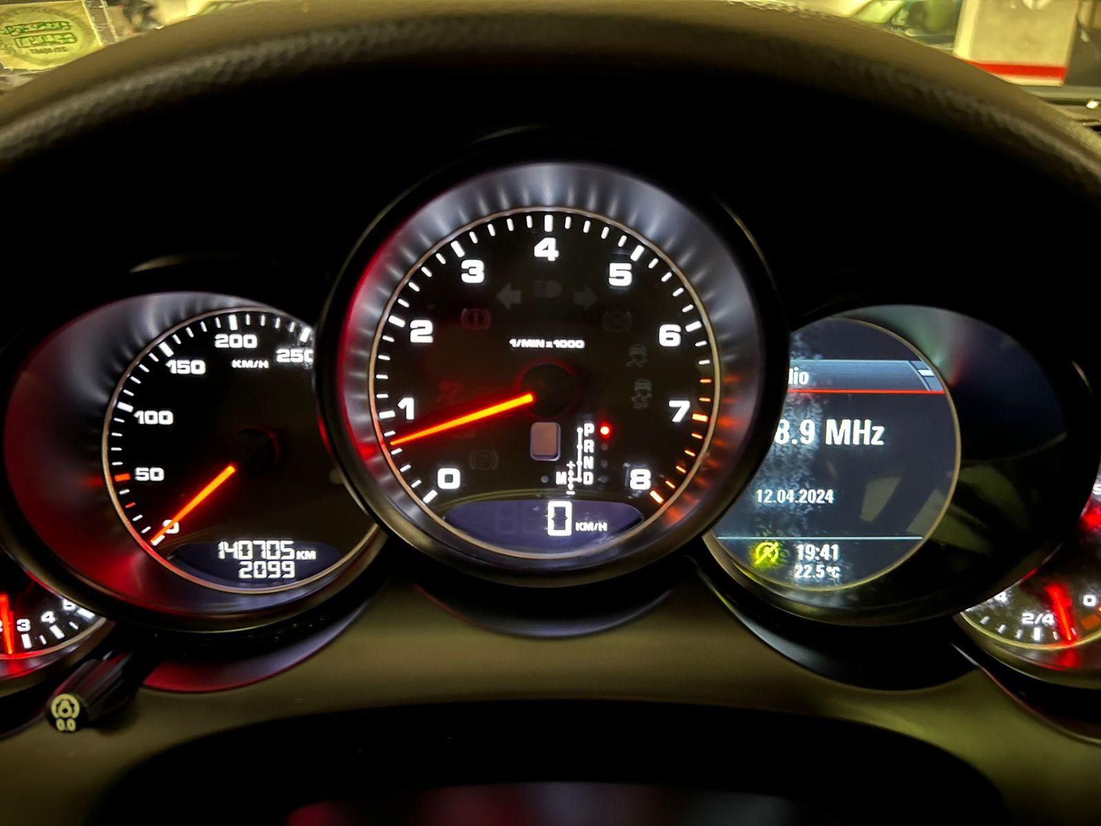 Porsche Cayenne — foto 7 de 14