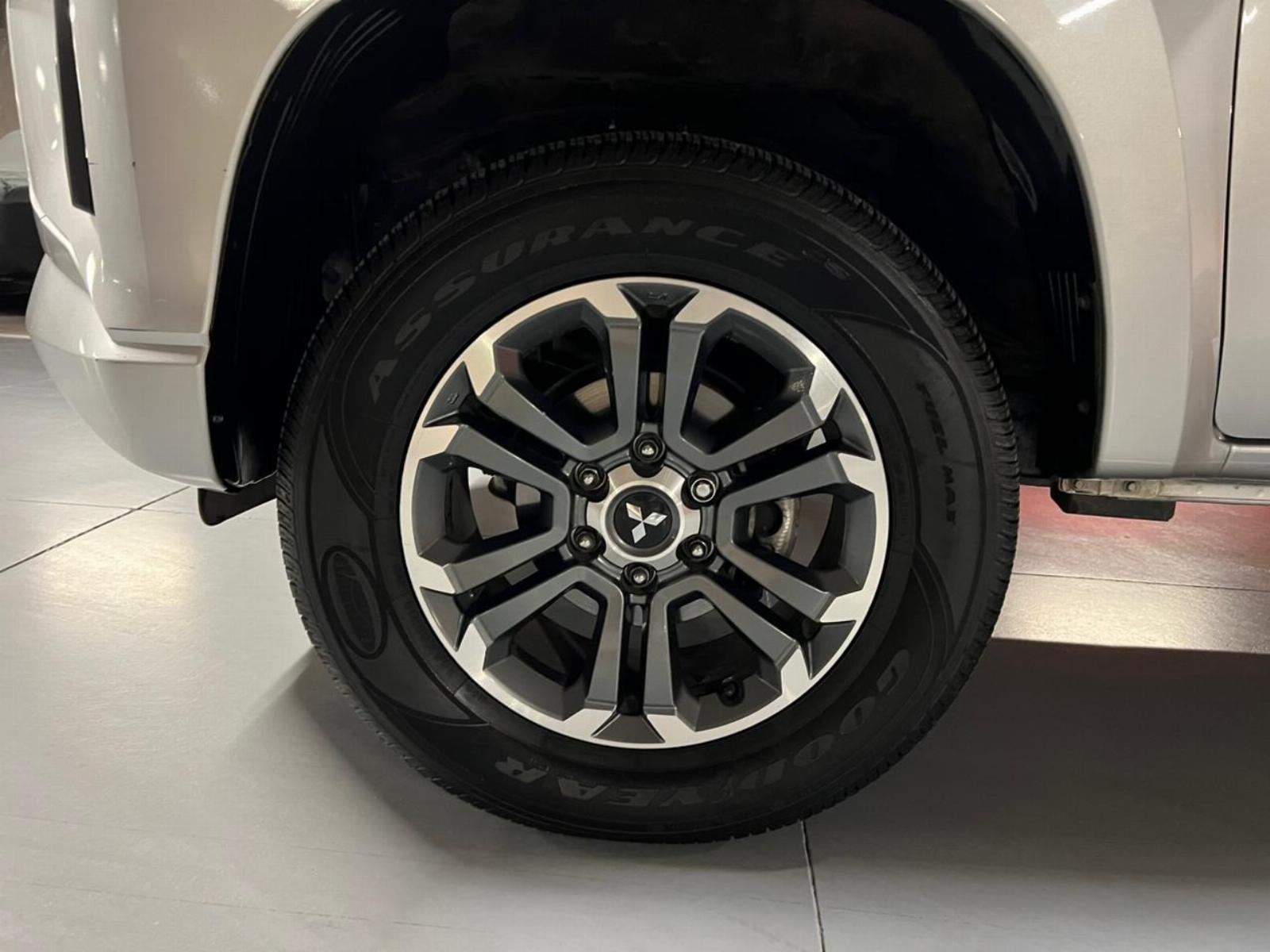 Mitsubishi L200 — foto 7 de 11