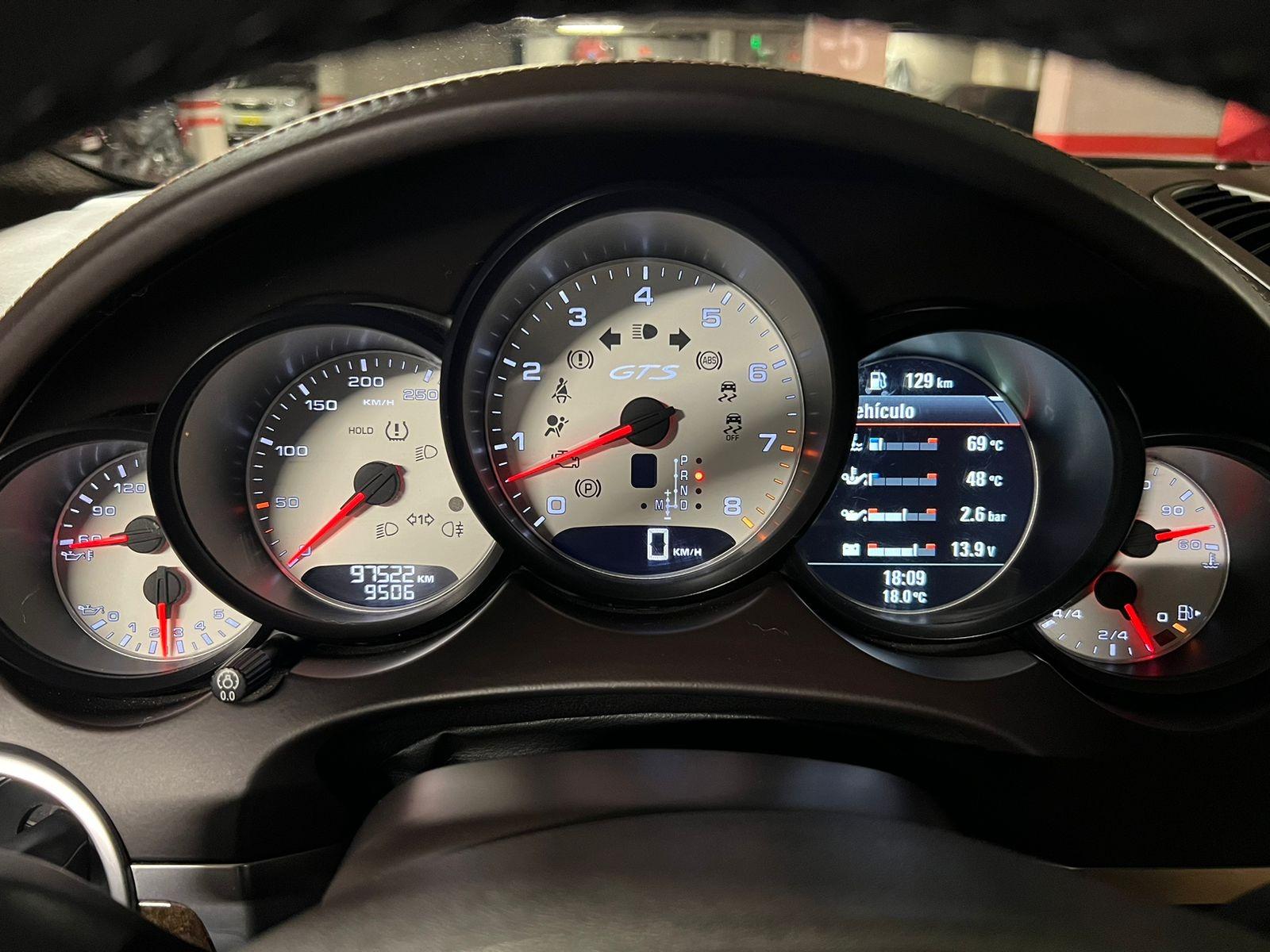Porsche Cayenne — foto 10 de 19
