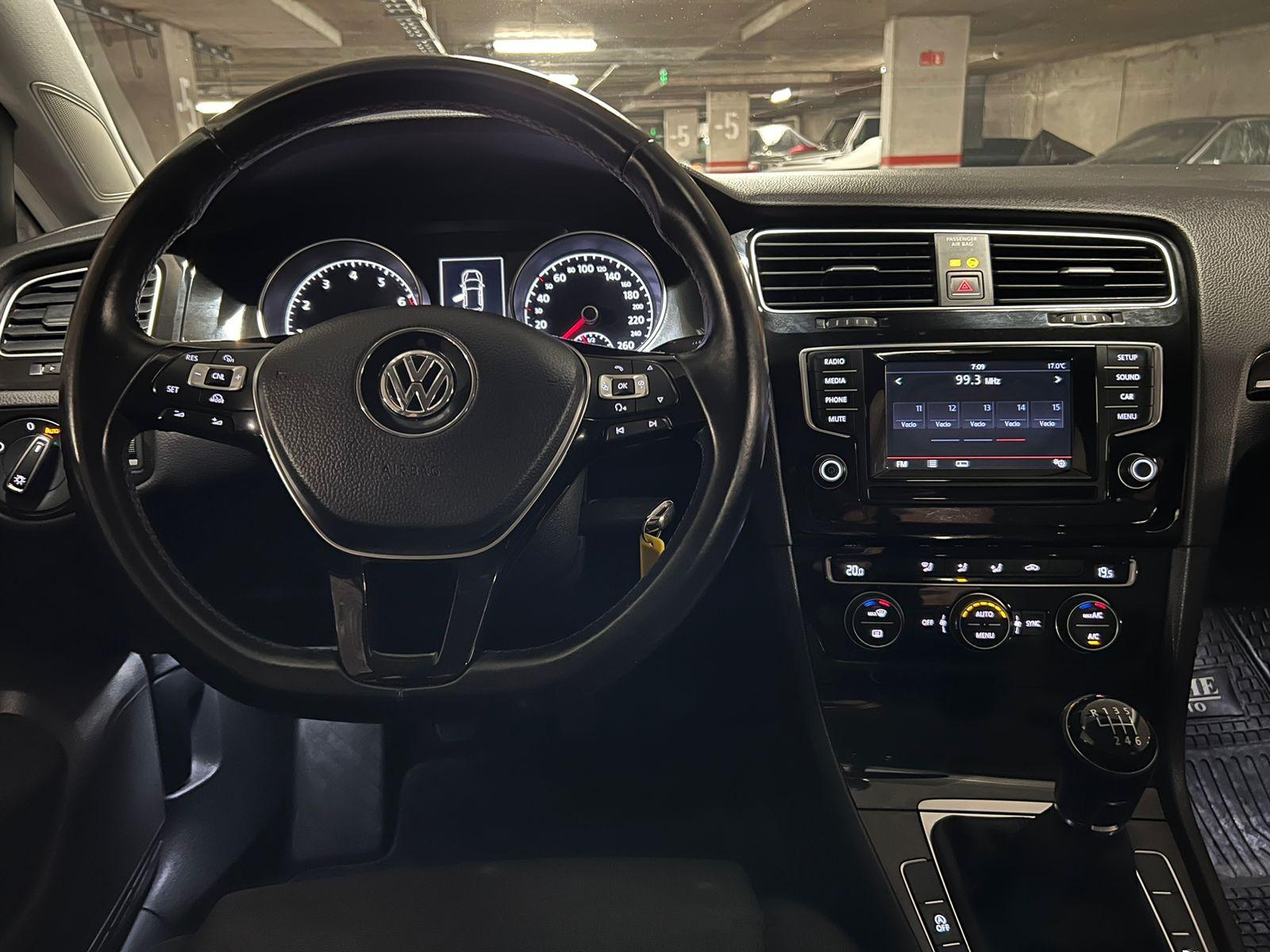 Volkswagen Golf — foto 11 de 16