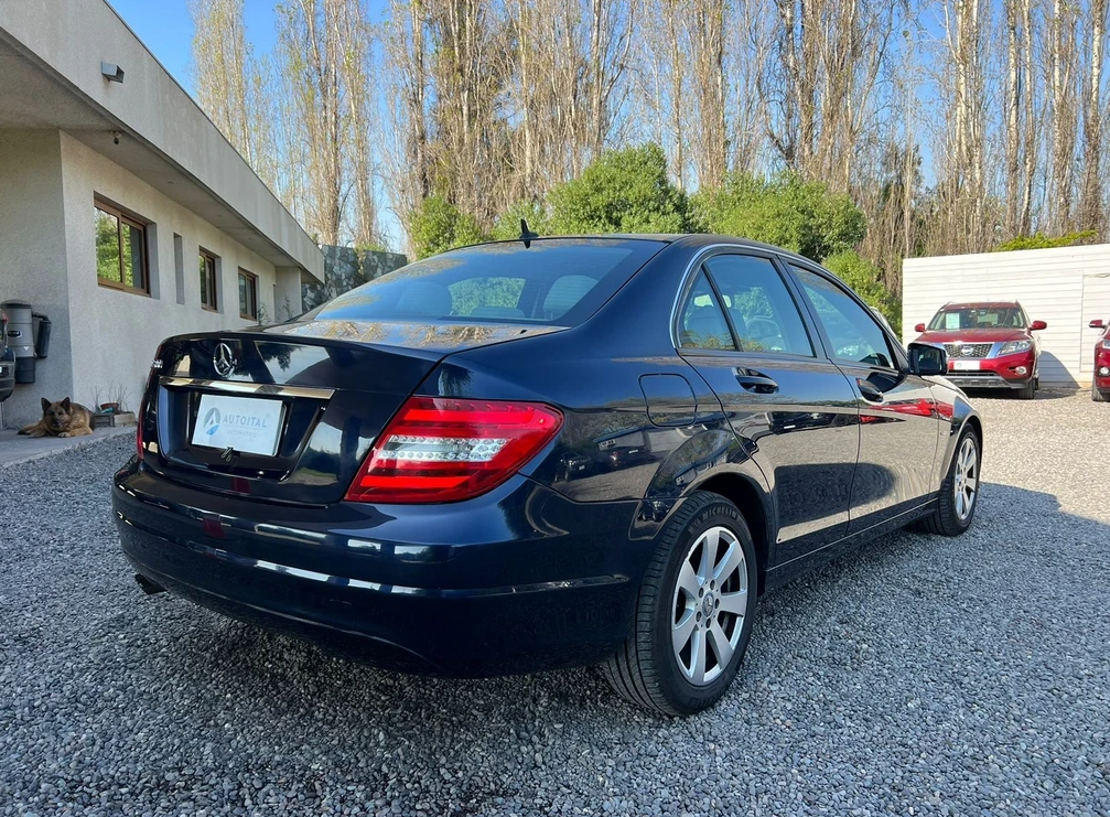 Mercedes-Benz 180 — foto 4 de 10