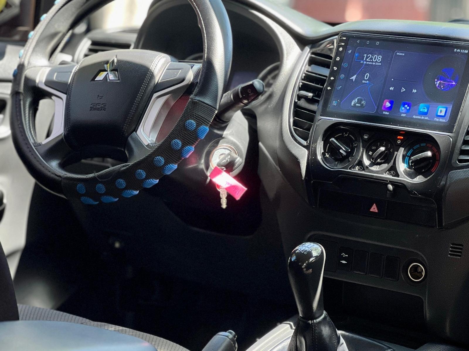 Mitsubishi L200 — foto 7 de 11