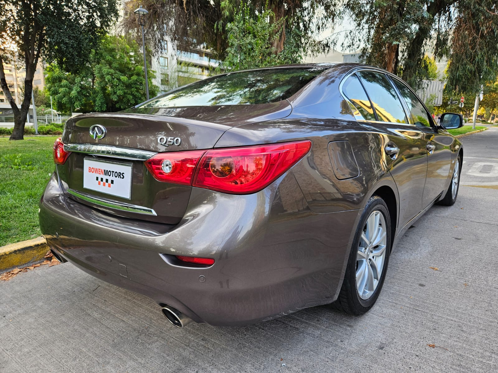 Infiniti Q50 — foto 13 de 15