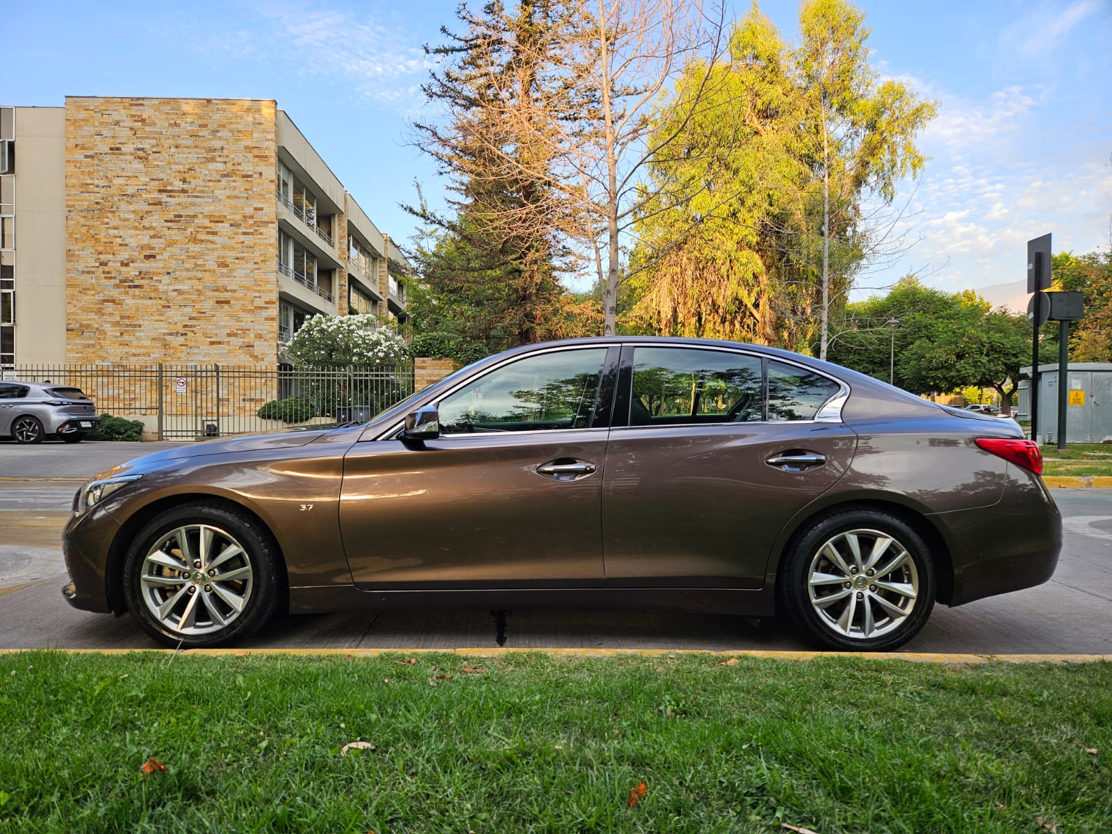 Infiniti Q50 — foto 14 de 15