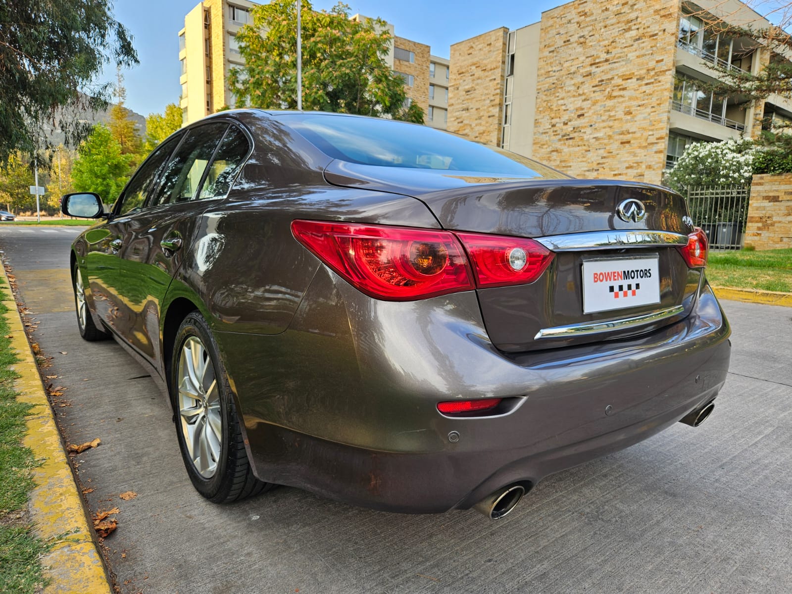 Infiniti Q50 — foto 11 de 15