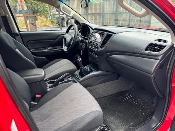 Mitsubishi L200 — foto 11 de 15