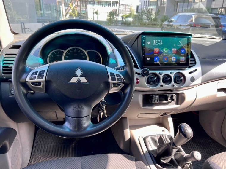 Mitsubishi L200 — foto 8 de 15