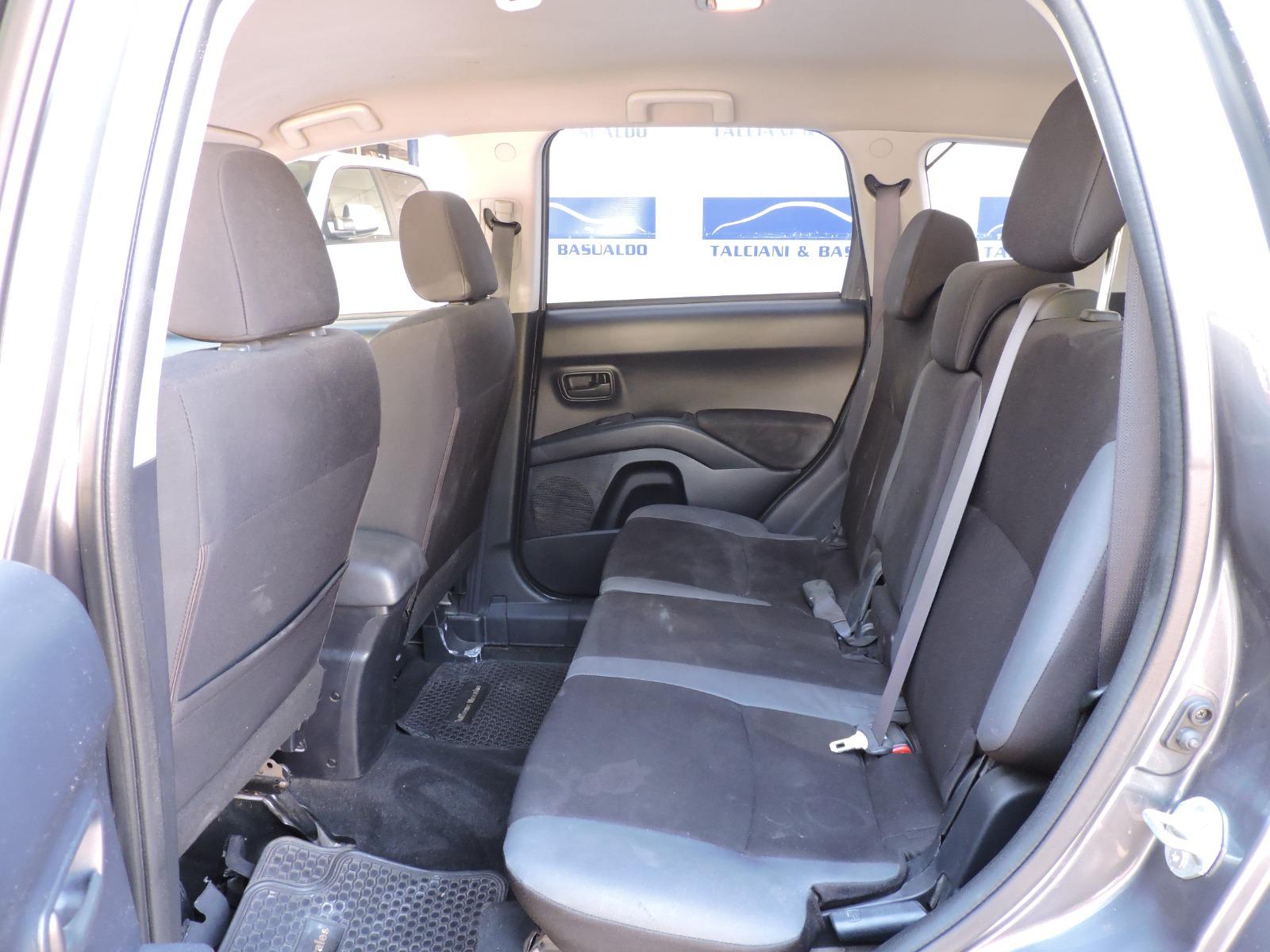 Mitsubishi New Outlander — foto 8 de 15