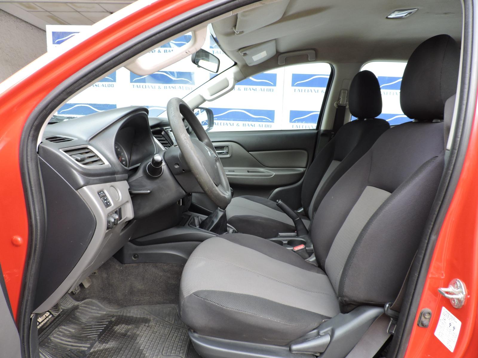 Mitsubishi L200 — foto 12 de 18