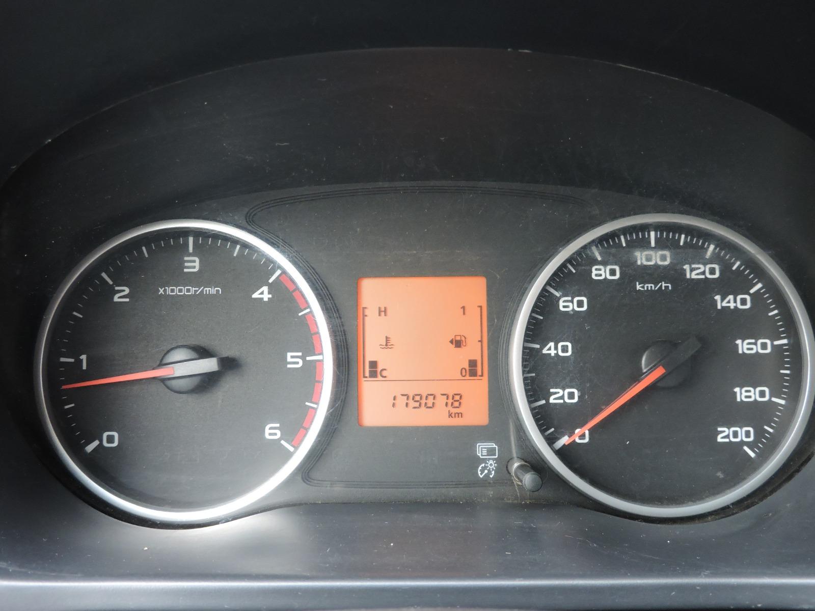 Mitsubishi L200 — foto 12 de 14