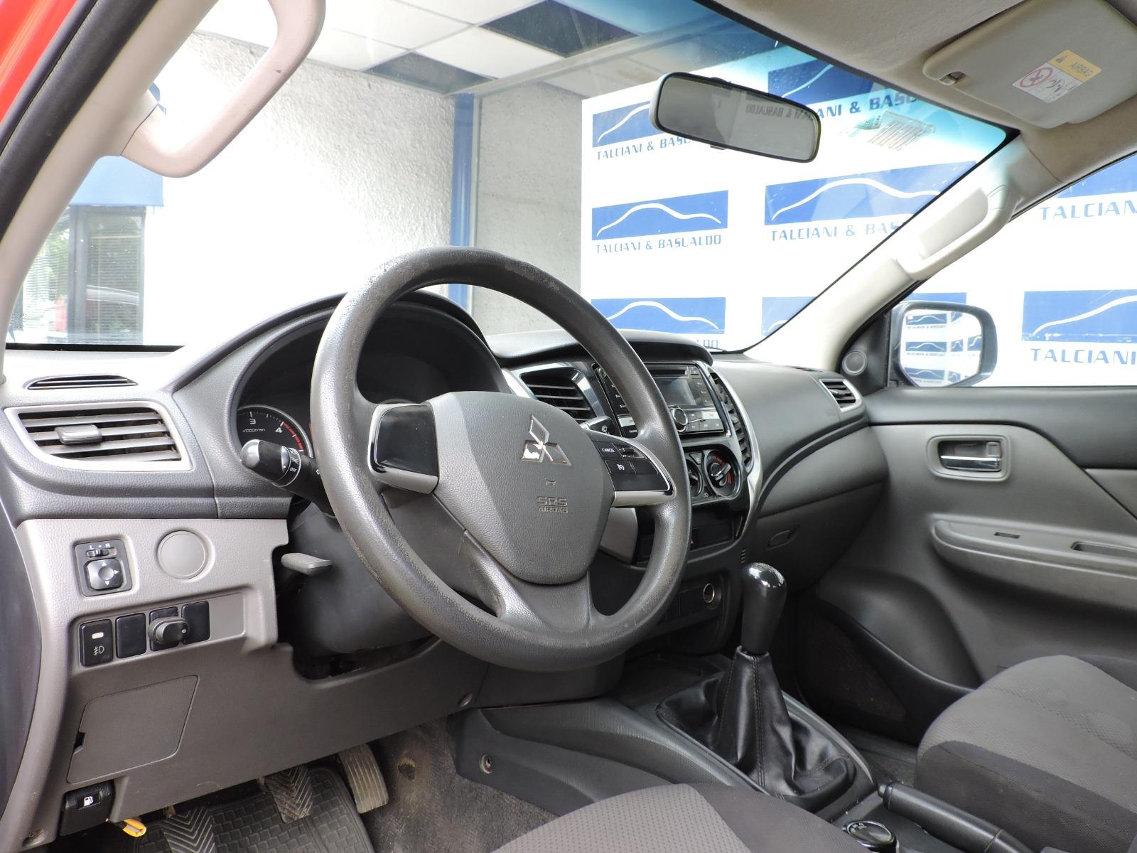 Mitsubishi L200 — foto 11 de 14