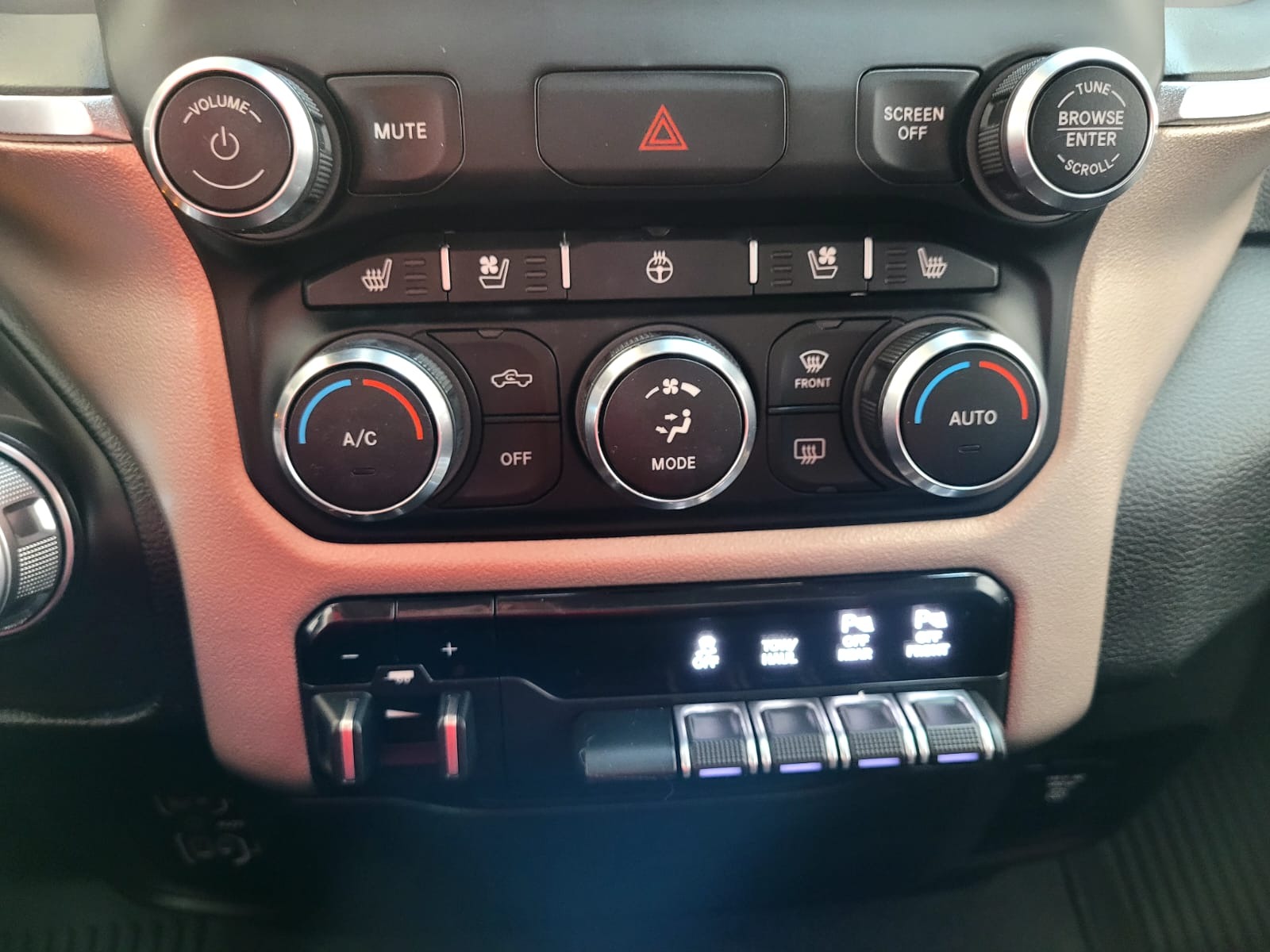 Dodge Ram 1500 — foto 15 de 18