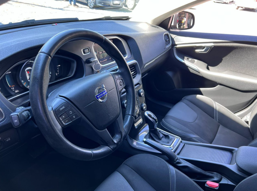 Volvo V40 — foto 8 de 16