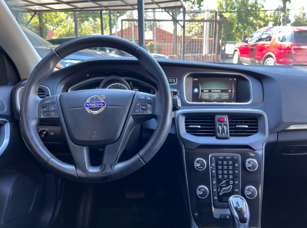 Volvo V40 — foto 10 de 16