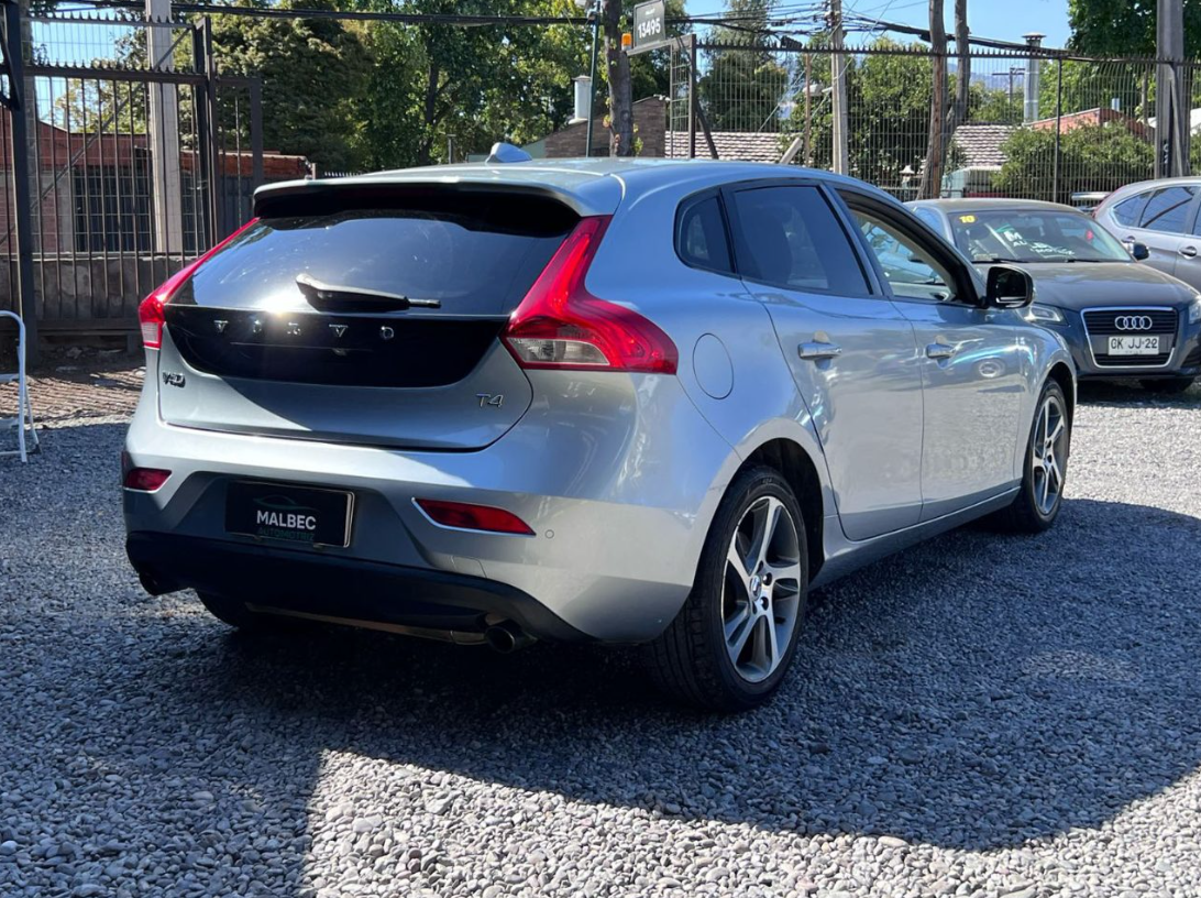 Volvo V40 — foto 3 de 16