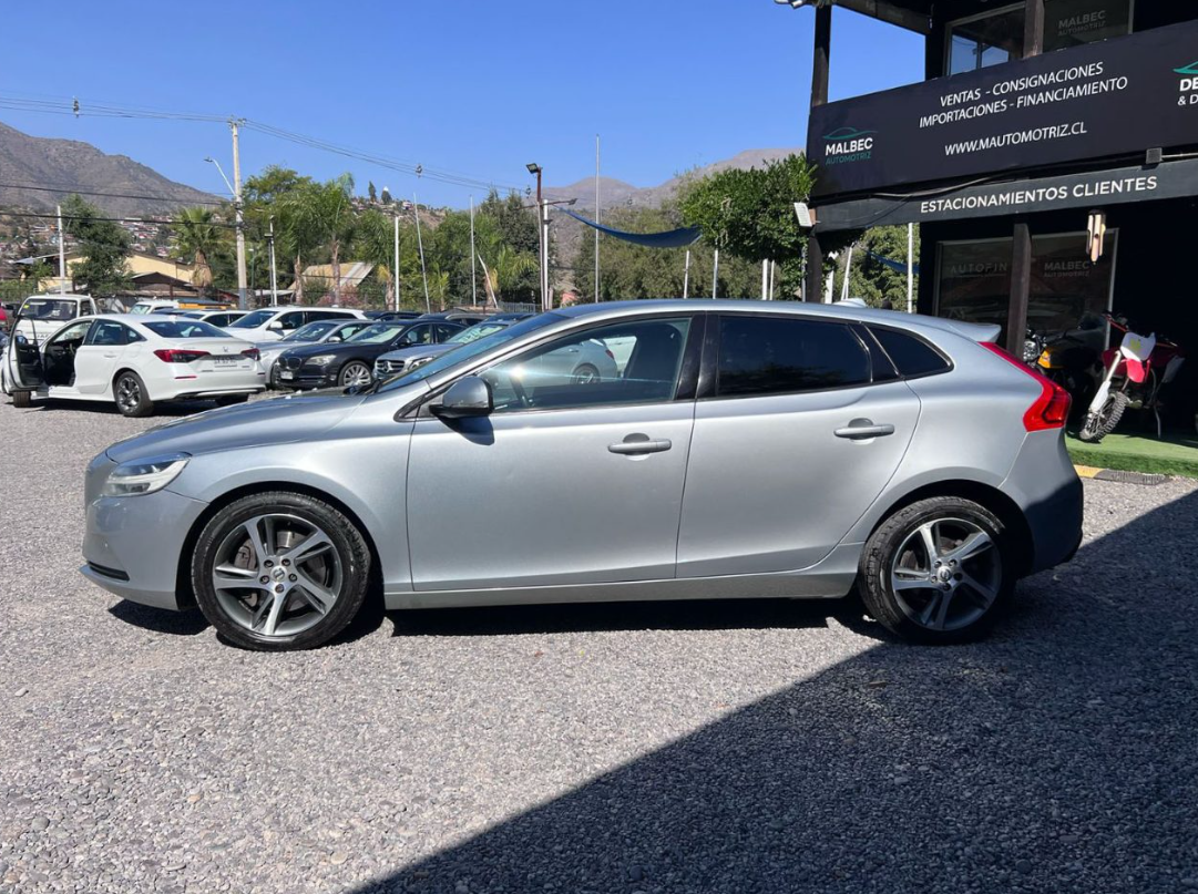 Volvo V40 — foto 6 de 16