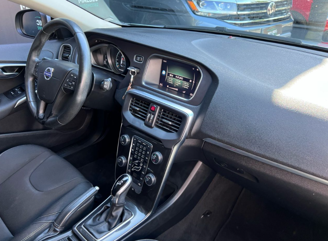Volvo V40 — foto 9 de 16