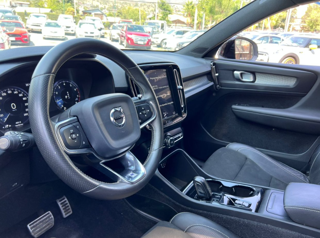 Volvo Xc40 — foto 9 de 17