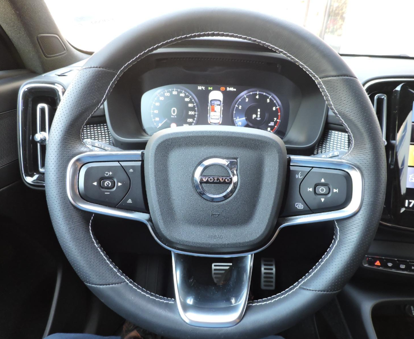 Volvo Xc40 — foto 9 de 14