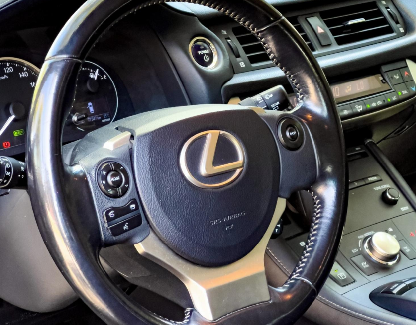 Lexus Ct200H — foto 8 de 14