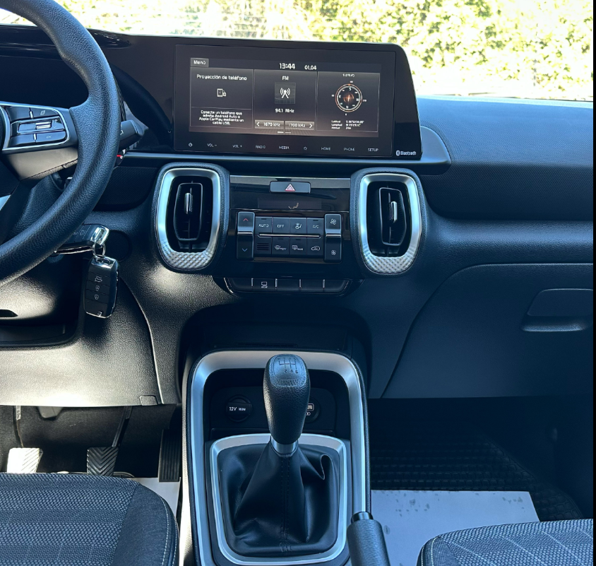 KIA Sonet — foto 13 de 20