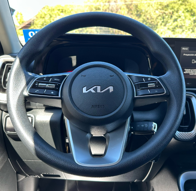 KIA Sonet — foto 11 de 20