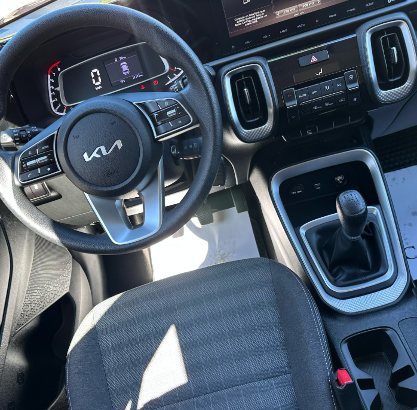 KIA Sonet — foto 7 de 20