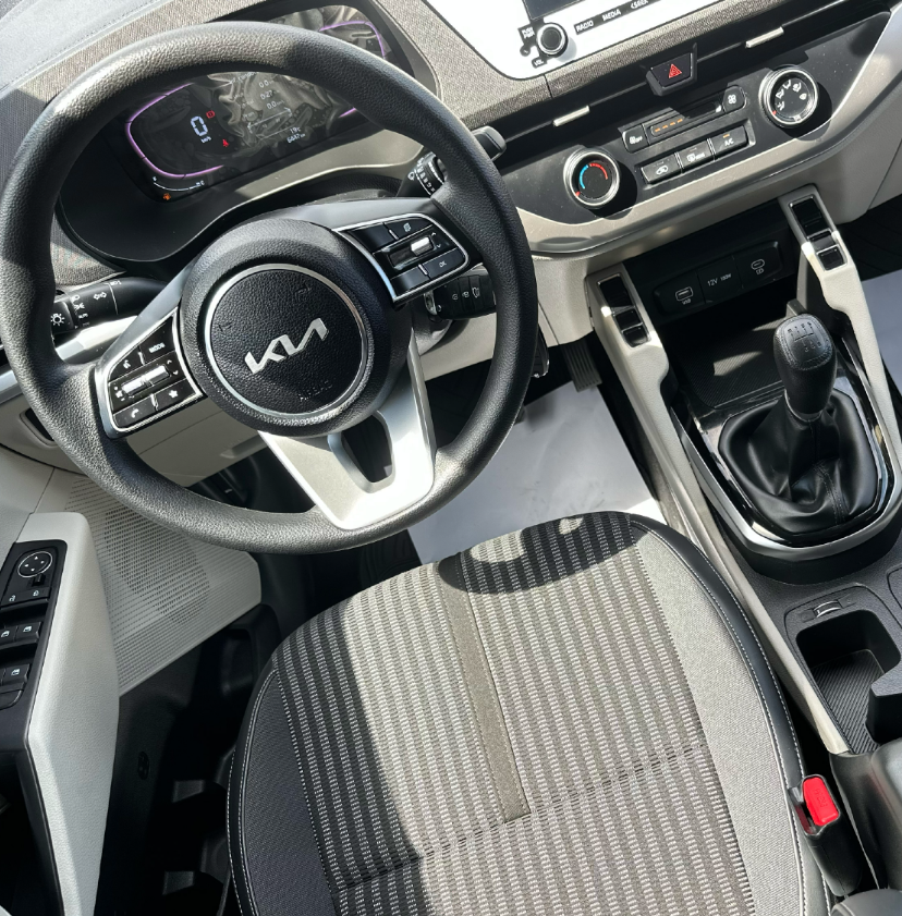 KIA Carens — foto 7 de 20