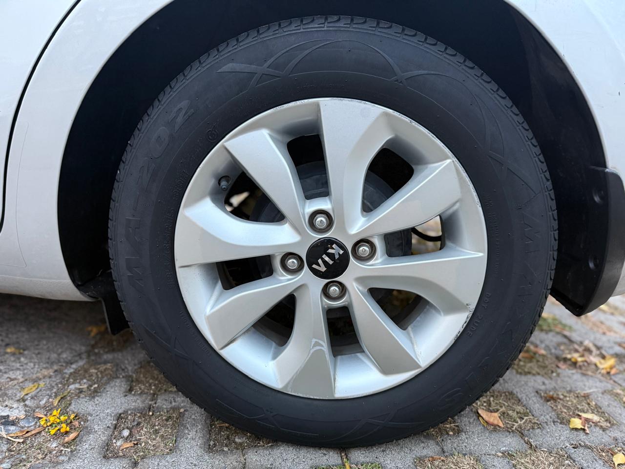 KIA Rio5 — foto 12 de 14